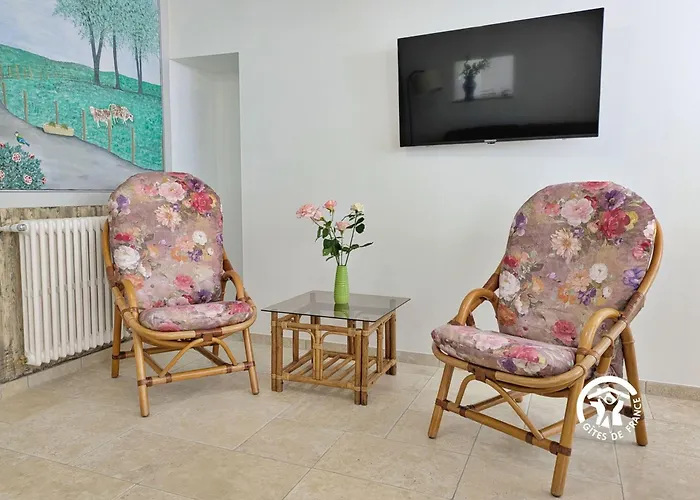 De Villefeu, 8 Personnes Ambrieres Les Vallees